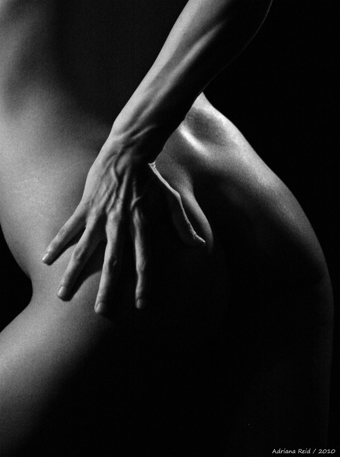 Mano de acifuentes en nalga